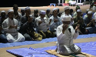 ผู้นำศาสนาพร้อมชาวนราธิวาสรวมใจละหมาดฮาญัตขอพรพื้นที่สันติสุขใต้