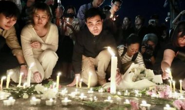 กลุ่ม “ทะลุวัง”ร่วมจุดเทียน ยืนไว้อาลัย “บุ้ง” 1 ชั่วโมง 12 นาที หน้าศาลอาญา