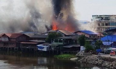 อพยพโกลาหล!ไฟไหม้ตลาดเก่าสามพราน 150 ปี เสียหาย 12 คูหา