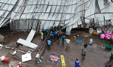 พิษณุโลกอ่วม พายุกระหน่ำ ลมแรงซัดตลาดค้าส่งไทยเจริญถล่มทับแม่ค้าบาดเจ็บ 4