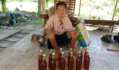 คุณตา 94 ปีสุดแค้นสาปแช่งสาวหลอกขายน้ำผึ้งปลอมสูญเงิน 2,400 บาท