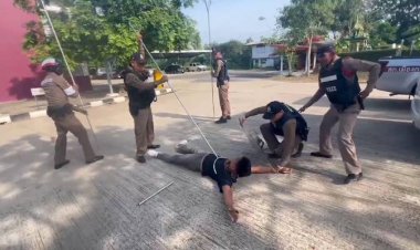 ตำรวจภูธรเมืองการุ้งซ้อมแผนใช้ไม้ง่ามสยบหนุ่มคลั่งตามยุทธวิธี