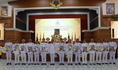 พ่อเมือภูเก็ตรับพระราชทานพระบรมฉายาลักษณ์ในหลวงเพื่อมอบให้แก่ท้องถิ่น