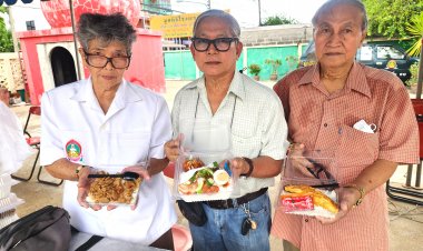 โรงเจพิจิตรแจกข้าวกล่องให้ชาวบ้านกินฟรีเนื่องในวันวิสาขบูชาถวายเป็นพุทธบูชา