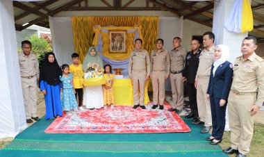 ในหลวงทรงพระราชทานกระเช้าสิ่งของแด่ครอบครัวกำลังพลพลีชีพบึ้มสุคิริน