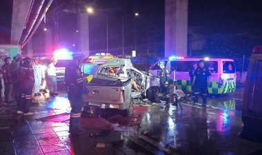 ฝนตกถนนลื่นกระบะหักหลบรถขยะ ชนตอมอสะพานห้างดัง ดับ 2 สาหัส 1