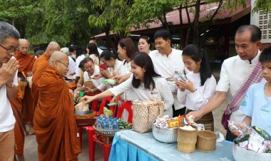ชาวอำนาจเจริญรวมใจทำบุญตักบาตรเนื่องในวันวิสาขบูชา