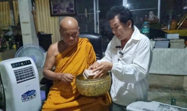 "พระสิ้นคิด-แม่ชีเจิ้น" ควัก 3 แสน ถวาย "พระพยอม" เหตุไฟไหม้กุฎิในวัดสวนแก้ว