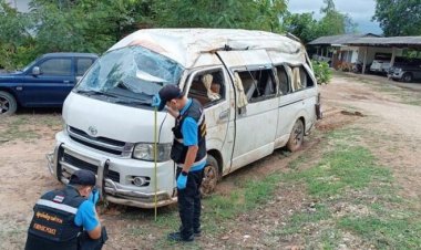 ตร.ลำปางแจ้ง 4 ข้อหาหนักป้าขับรถตู้รับ-ส่งนร.พลิกคว่ำทับดับเด็กป.1 เจ็บ 24