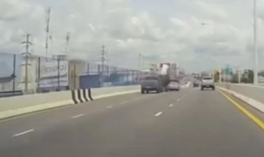 ระทึก!เก๋งซิงบนสะพานข้ามวงเวียนพระราม 5 กระเด็นตกลงข้างล่าง