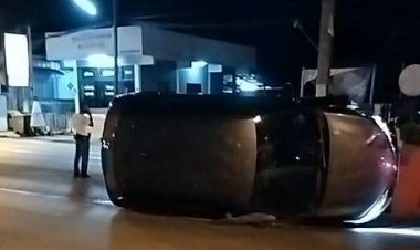 เปิดคลิปสุดระทึก!สาวขับเก๋งหลับในพุ่งชนแท่งแบริเออร์เกาะกลางถนนติดภายในไร้บาดเจ็บ