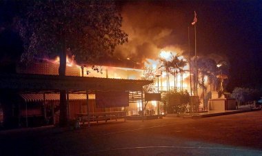 ไฟไหม้โรงเรียนอายุกว่า 100 ปีวอดทั้งหลัง คาดไฟฟ้าลัดวงจร