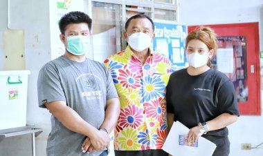 "ลุงชาญ"รุดเยี่ยมเด็กนักเรียนหลังขับขี่รถจักรยานยนต์ชนกับรถหาเสียง