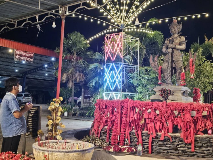 เซียนหวยไม่พลาดส่องเลขเด็ดโค้งสุดท้าย! ฉลองวันเกิด หลวงพ่อเสริม วัดสง่างาม