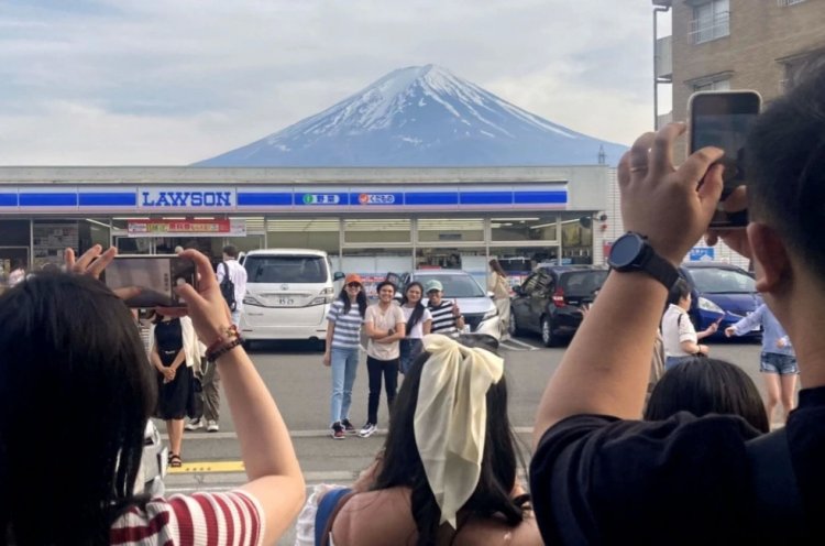 รัฐบาลท้องถิ่นกั้นฉากดำปิดจุดถ่ายรูปฟูจิ ตัดปัญหานักท่องเที่ยวไร้ระเบียบ