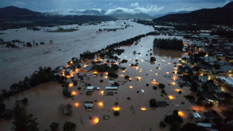 ฝนถล่มน้ำทะลักท่วมฉับพลันเมืองตอนใต้บราซิลดับแล้ว 10 ศพ