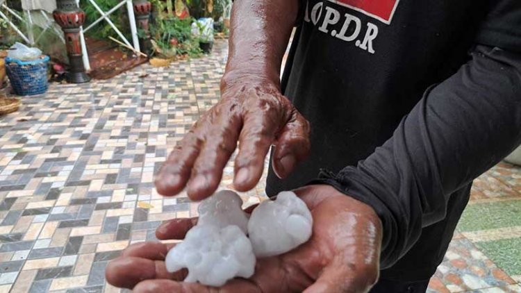 ฝนตก ลูกเห็บเท่าไข่ถล่มภูเขียว หลังค่าปลิวว่อน เสาไฟโค่นล้มระนาว