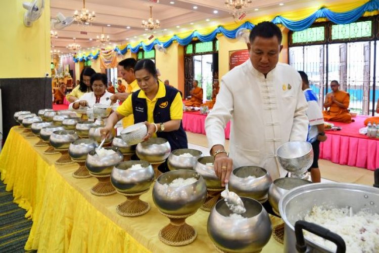 พ่อเมืองชลฯชวน หิ้วตะกร้าเข้าวัดทำบุญวันพระอนุรักษ์วัฒนธรรมอันดีงาม