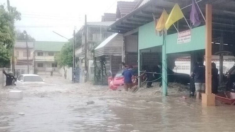 ฝนถล่มชลบุรีนาน 3 ชม. ศรีราชาอ่วม น้ำท่วมบ้าน รถยนต์-จยย.จมน้ำ