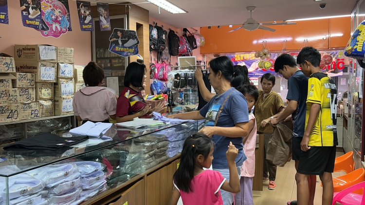 เศรษฐกิจชลบุรีคึกคักรับเปิดเทอมใหญ่ ผู้ปกครองพาลูกหลานซื้อชุดนักเรียน-อุปกรณ์การเรียน
