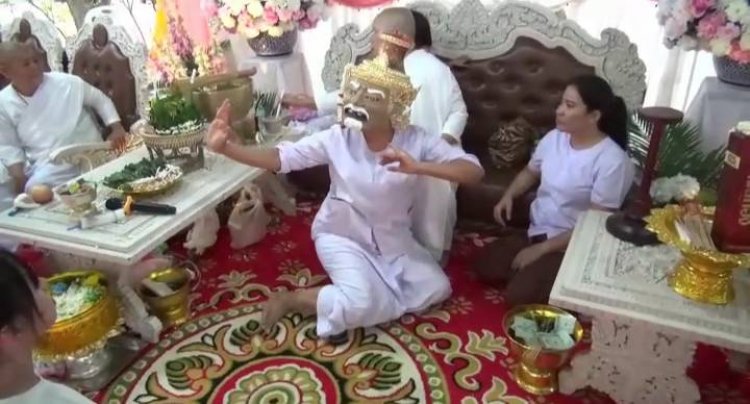 ไหว้ครูของขึ้น ดีดร้องสนั่นวัดช่วยจับอุตลุด ตะลึงงันกันทั้งงาน