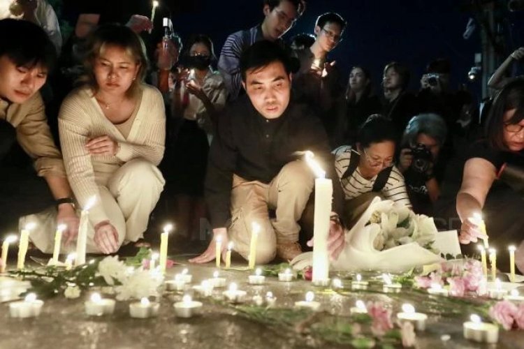 กลุ่ม “ทะลุวัง”ร่วมจุดเทียน ยืนไว้อาลัย “บุ้ง” 1 ชั่วโมง 12 นาที หน้าศาลอาญา