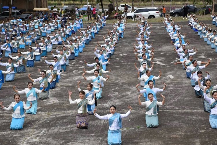 อลังการ 300 ชีวิต ฟ้อนรำบวงสรวงพญาช้าง 31 ปี งานบุญประเพณีบั้งไฟล้านเอราวัณ