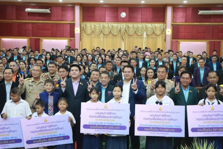 "สุรศักดิ์"รมช.ศธ. มอบนโยบาย มอบบ้าน มอบทุน จำนวน 307,000 บาท ณ สพป.ชัยภูมิ เขต 2