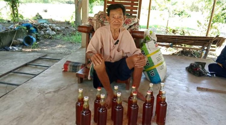 คุณตา 94 ปีสุดแค้นสาปแช่งสาวหลอกขายน้ำผึ้งปลอมสูญเงิน 2,400 บาท