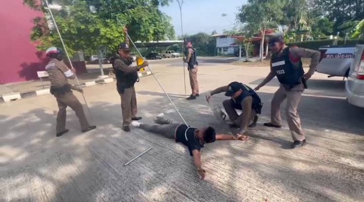 ตำรวจภูธรเมืองการุ้งซ้อมแผนใช้ไม้ง่ามสยบหนุ่มคลั่งตามยุทธวิธี