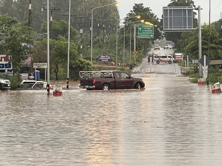 ฝนตกหนัก น้ำป่าไหลหลากท่วมท่าตะเกียบฉับพลัน หนักสุดรอบ 50 ปี