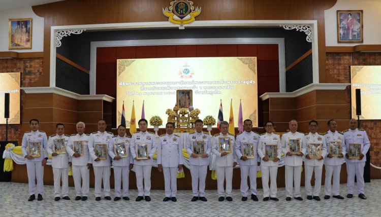พ่อเมือภูเก็ตรับพระราชทานพระบรมฉายาลักษณ์ในหลวงเพื่อมอบให้แก่ท้องถิ่น