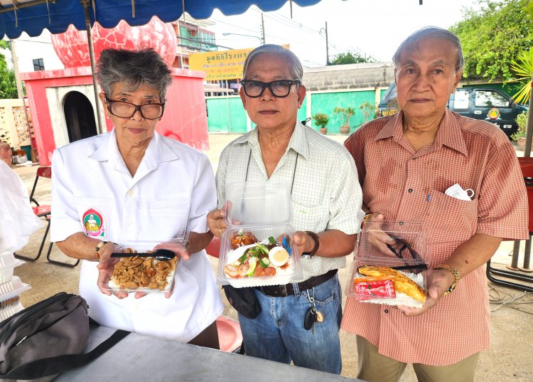 โรงเจพิจิตรแจกข้าวกล่องให้ชาวบ้านกินฟรีเนื่องในวันวิสาขบูชาถวายเป็นพุทธบูชา