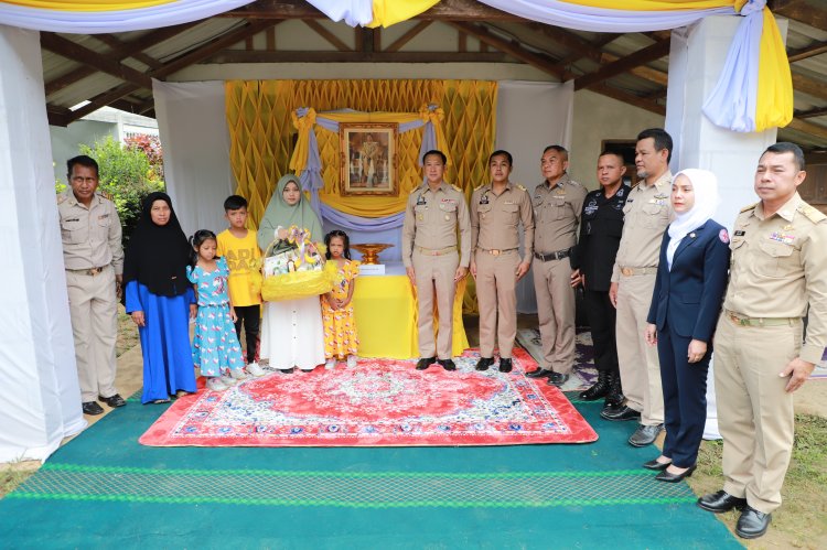 ในหลวงทรงพระราชทานกระเช้าสิ่งของแด่ครอบครัวกำลังพลพลีชีพบึ้มสุคิริน