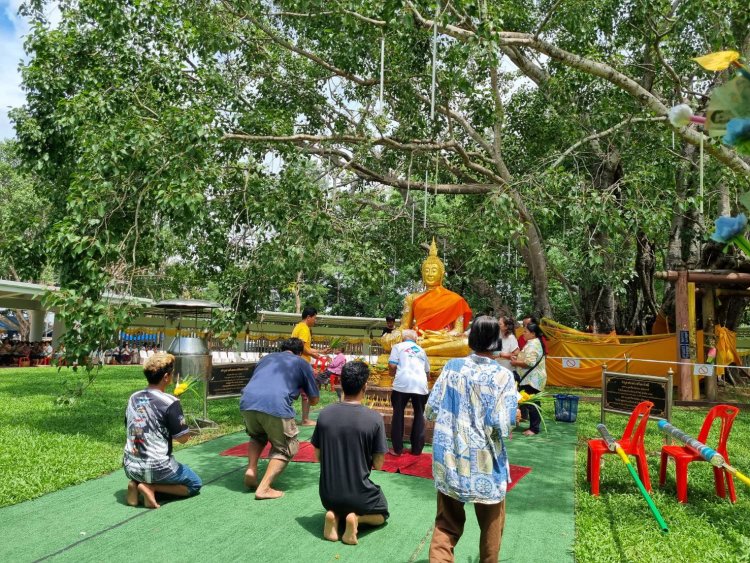 คลื่นศรัทธานับหมื่นแห่นมัสการต้นพระศรีมหาโพธิ์เนื่องวันวิสาขบูชาโลก