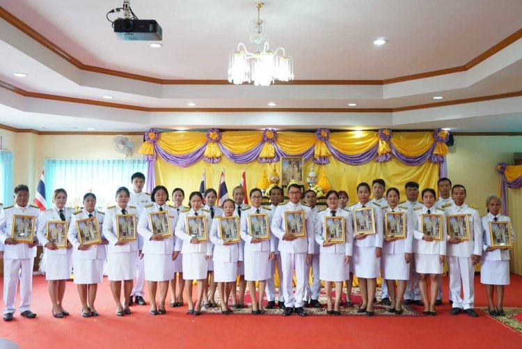 ทต.โพธิ์กระสังข์ พร้อมใจร่วม พิธีรับพระราชทานพระบรมฉายาลักษณ์ในหลวง-ราชินี