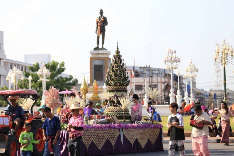 ชัยภูมิบันทึกประวัติศาสตร์ในรอบ198ปีประเพณีแห่บายศรีใหญ่ยาวที่สุดในโลก