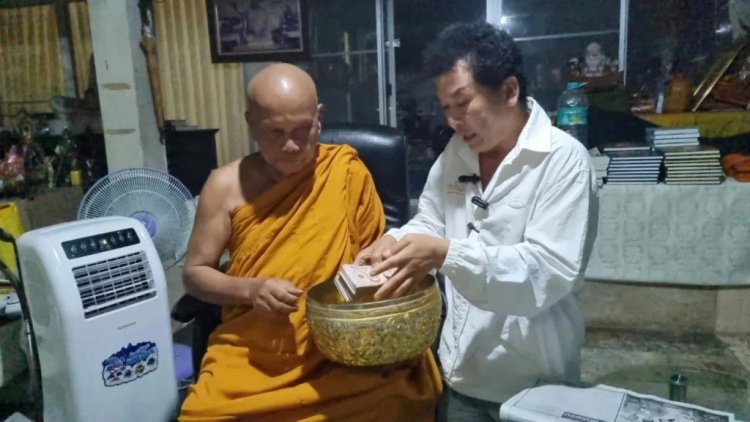 "พระสิ้นคิด-แม่ชีเจิ้น" ควัก 3 แสน ถวาย "พระพยอม" เหตุไฟไหม้กุฎิในวัดสวนแก้ว