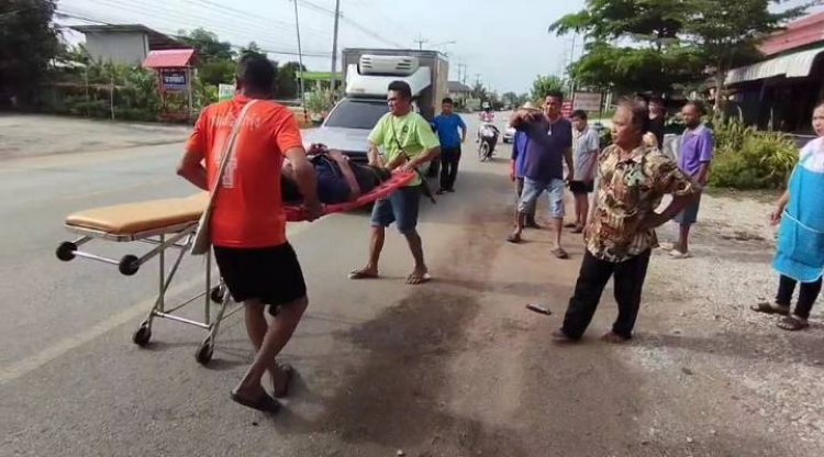 ระทึก!ลุงควบจยย.ป้าซ้อนท้ายเลี้ยวข้ามเลนตัดหน้ากระบะหวิดชนดับ