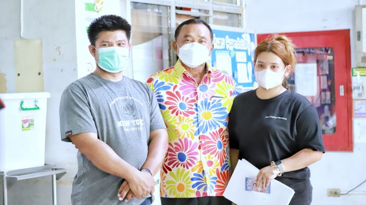"ลุงชาญ"รุดเยี่ยมเด็กนักเรียนหลังขับขี่รถจักรยานยนต์ชนกับรถหาเสียง