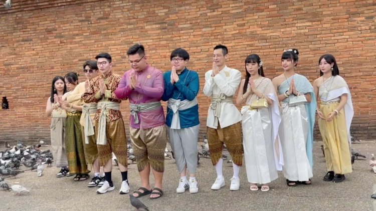 เที่ยวกรีนซีซั่น เชียงใหม่คึกคัก นทท.ต่างชาติแต่งชุดไทยถ่ายรูปทั่วเมือง