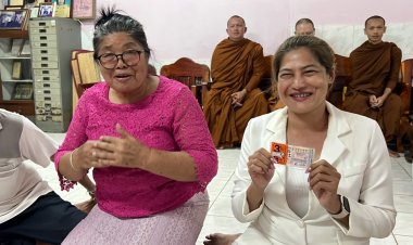 พระลูกชายชี้ให้ซื้อจากแผง แม่ค้าลาบ ถูกลอตเตอรี่ 18 ล้าน