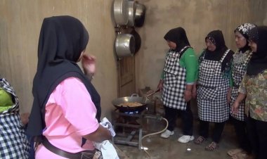 กลุ่มแม่บ้านสตูล ไอเดียเจ๋งนำปูขาวไร้ราคาทำปู 3 รส ลูกค้าติดใจสั่งซื้อจนไม่พอขาย