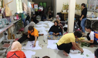 กลุ่มสตรีชุมชนจาเราะกางาเบตงผลิตผ้าพิมพ์เป็นมิตรกับสิ่งแวดล้อม สร้างรายได้ชุมชนยั่งยืน