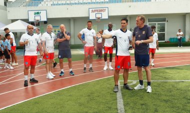 นักฟุตบอลทีมชาติอังกฤษอาวุโสเยือนร.ร.แพรกษาวิเทศศึกษา