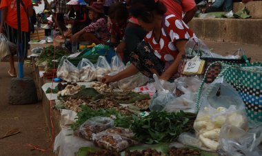 พ่อค้าแม่ค้าโวยแหลก 2 มาตรฐานจับตลาดจุดผ่อนปรนธาตุพนม แมงแคงยังถูกยึด