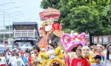 สุดยิ่งใหญ่!!งานบวชลูกชาย "นายกเบี้ยว" ธัญบุรี ขี่ช้างแห่สุดอลังการ