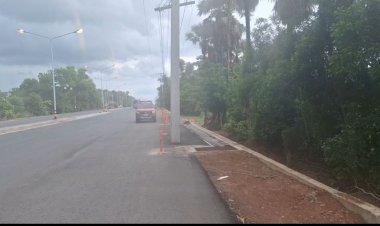 คนนาดีโวยเสาไฟฟ้าโผล่กลางถนนหวั่นเกิดอันตรายต่อชีวิตผู้สัญจรไป-มา