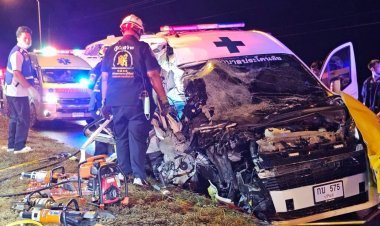 ฝนตก ถนนลื่น รถตู้ครูชนรถฉุกเฉิน ดับ 1 บาดเจ็บ 4