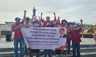 กลุ่มคนเสื้อแดงโคราชแสดงพลังให้กำลังใจ “ทักษิณ”สู้คดี ม.112